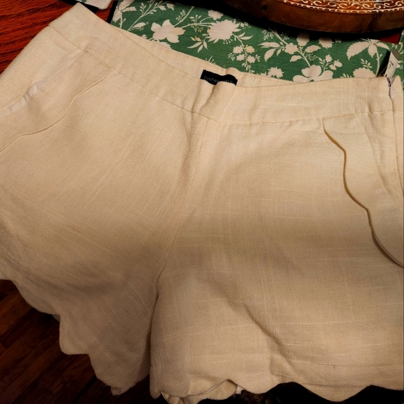 Cynthia Rowley size 4 dress shorts with scalloped him and scalloped pockets - Picture 1 of 4
